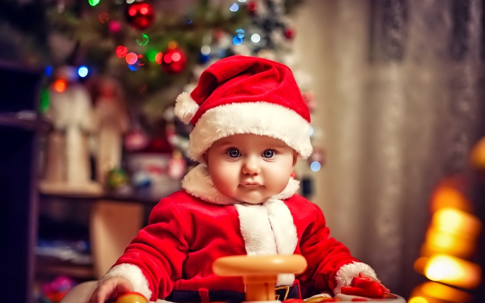 7 astuces pour sécuriser votre sapin de Noël avec bébé.